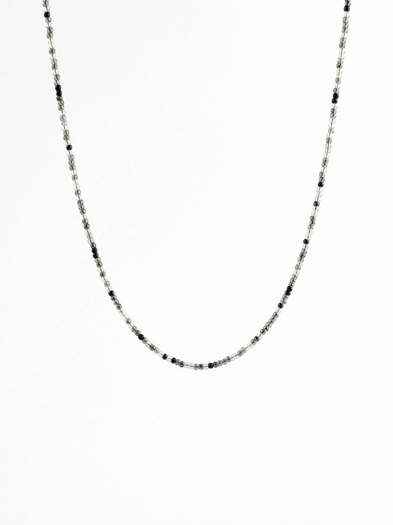 Kette Schwarzer Onyx Fein – Produktbild auf weissem Hintergrund, Naturstein Halskette, Boho Schmuck