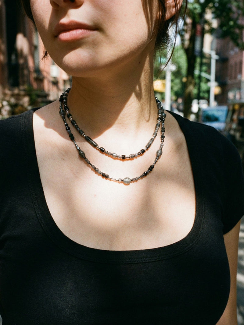 Kette Schwarzer Rutilquarz Fein – von Model getragen, Boho Halskette Styling im Alltag