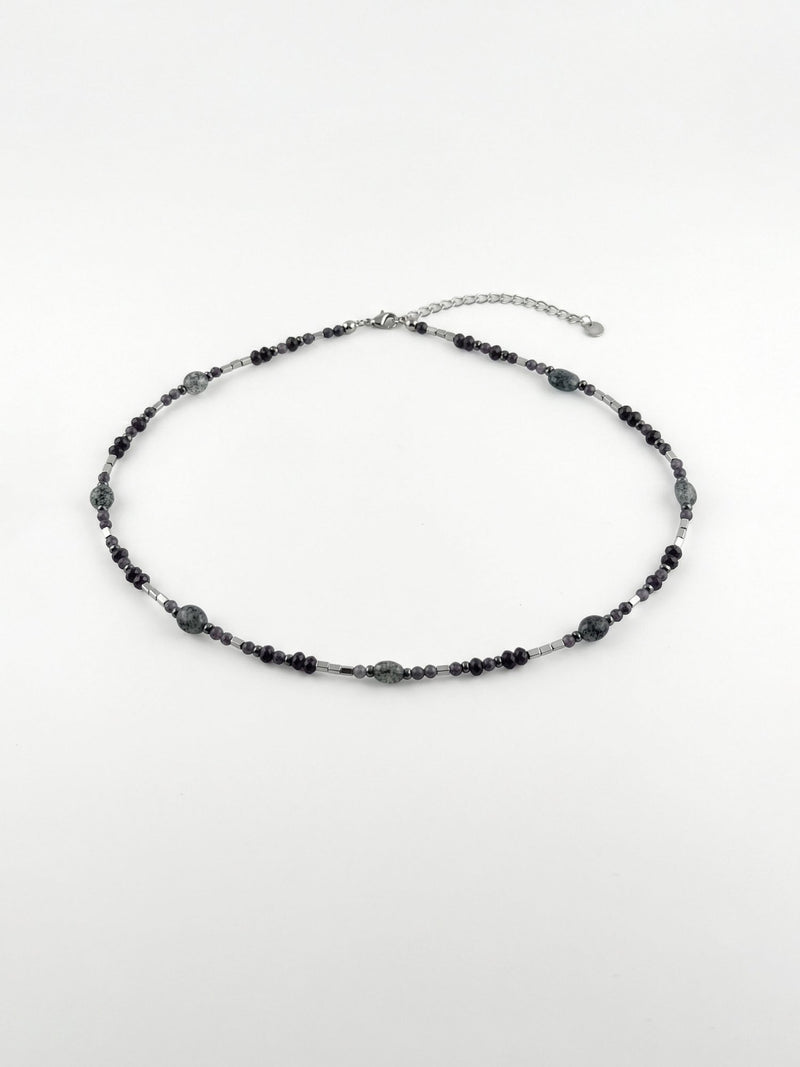 Kette Schwarzer Rutilquarz Fein – von Model getragen, Boho Halskette Styling im Alltag