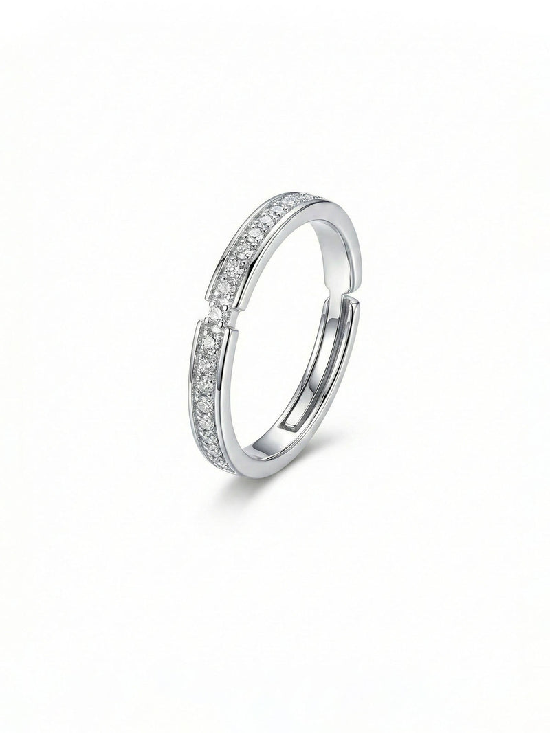 Silbernes Ring-Set Amour am Finger getragen, Nahaufnahme