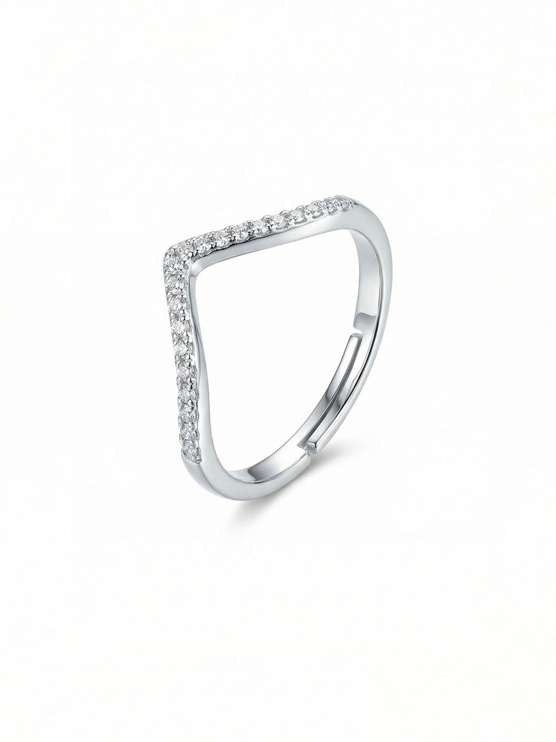 Silbernes Ring-Set Diagonal Einzelring-Detail Cushion-Halo-Ring auf weissem Hintergrund