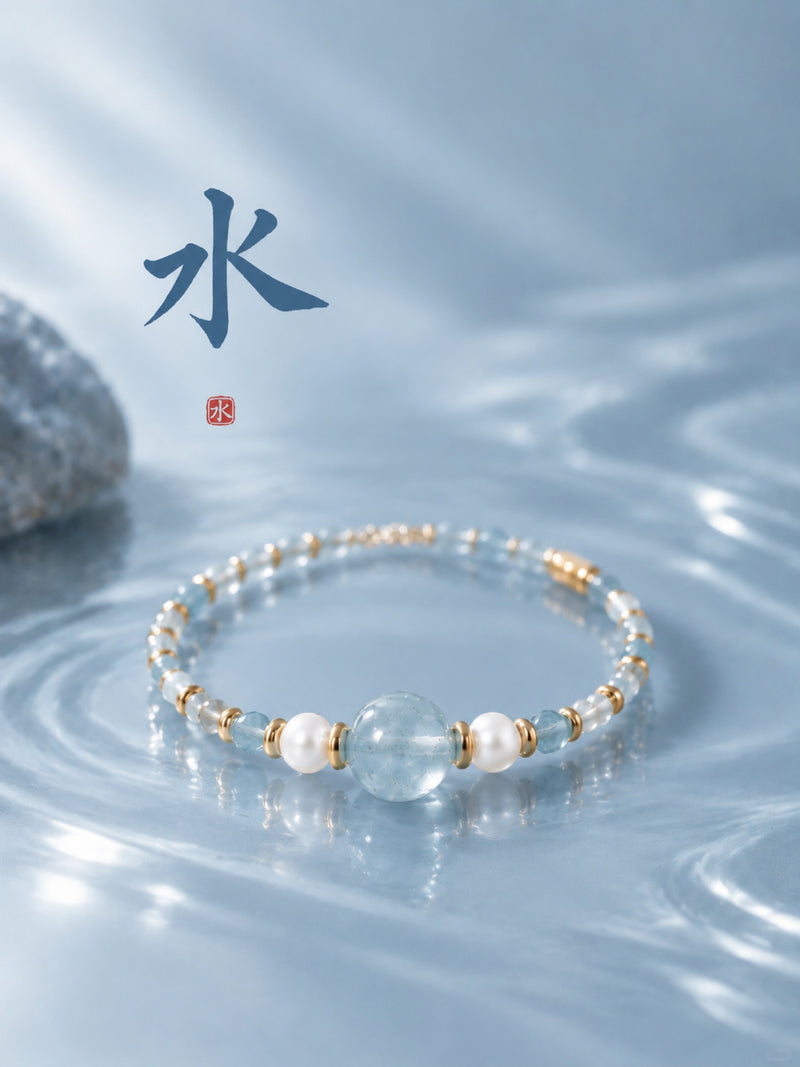 SL63B: Armband Cinque Elementi Wasser mit blauen Perlen, als Stillleben mit dem chinesischen Elementzeichen.