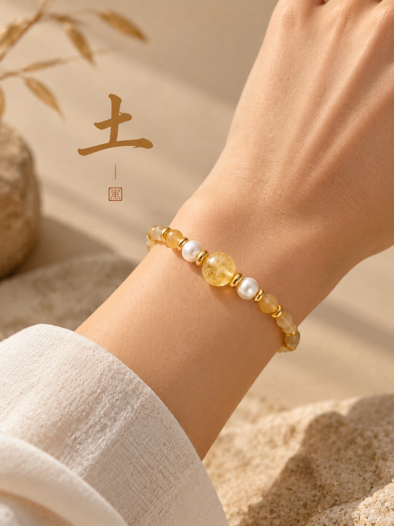 SL63D: Armband Cinque Elementi Erde mit gelben Perlen, einzeln am Handgelenk getragen.