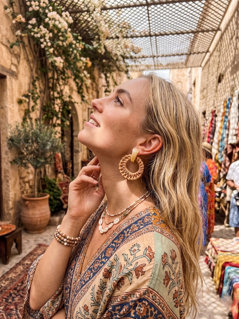 Solana – Geflochtene Rattan Hoops mit Harzstein – Elfenbein – Lifestyle 9