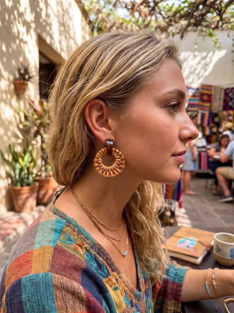 Solana – Geflochtene Rattan Hoops mit Harzstein – Schildpatt – Lifestyle 3