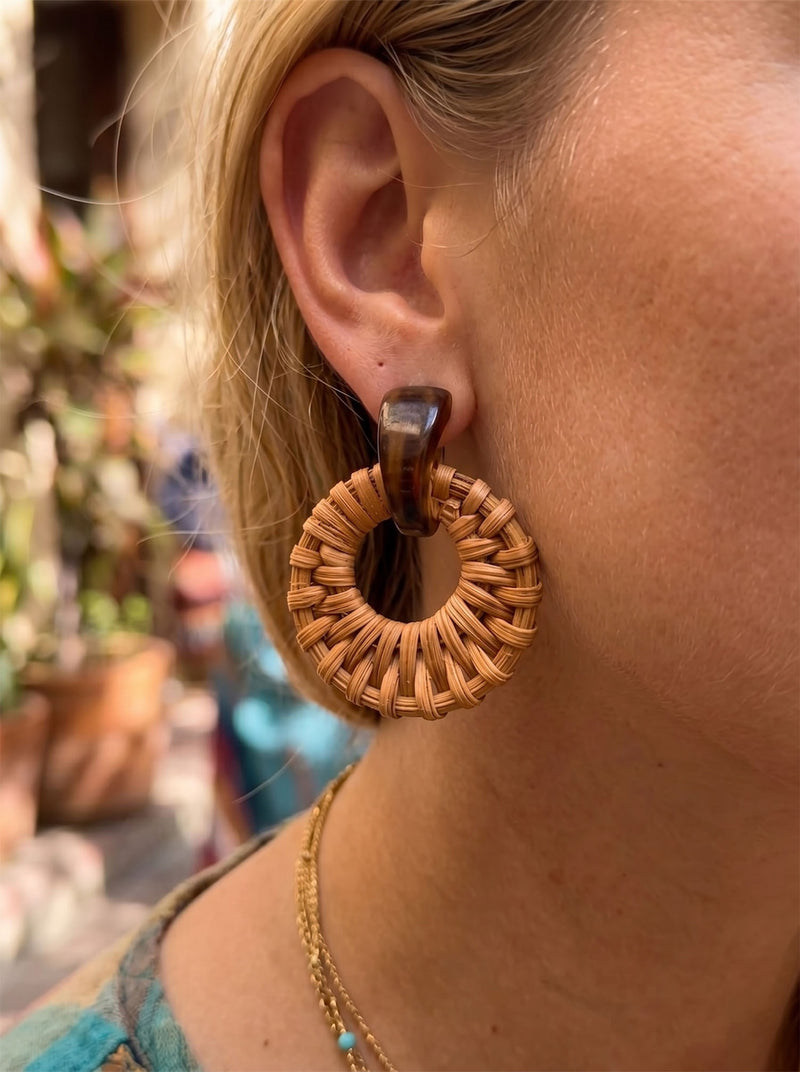 Solana – Geflochtene Rattan Hoops mit Harzstein – Schildpatt – Lifestyle 7