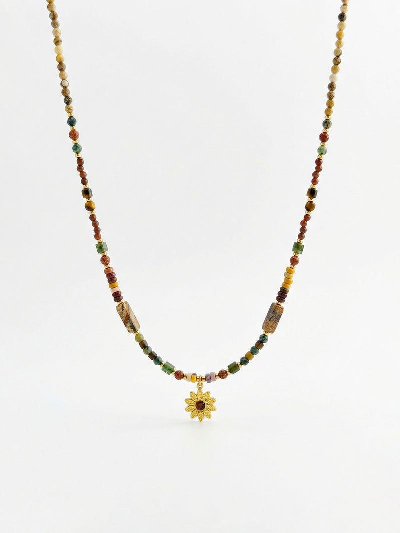 Kette Sonnenblume Totem – Produktbild auf weissem Hintergrund, Naturstein Halskette, Boho Schmuck