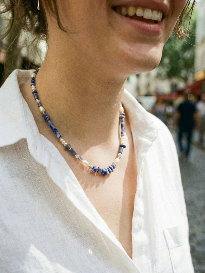 Kette Splitter Perlen – Detailaufnahme am Hals getragen, Nahaufnahme Anhaenger und Perlen
