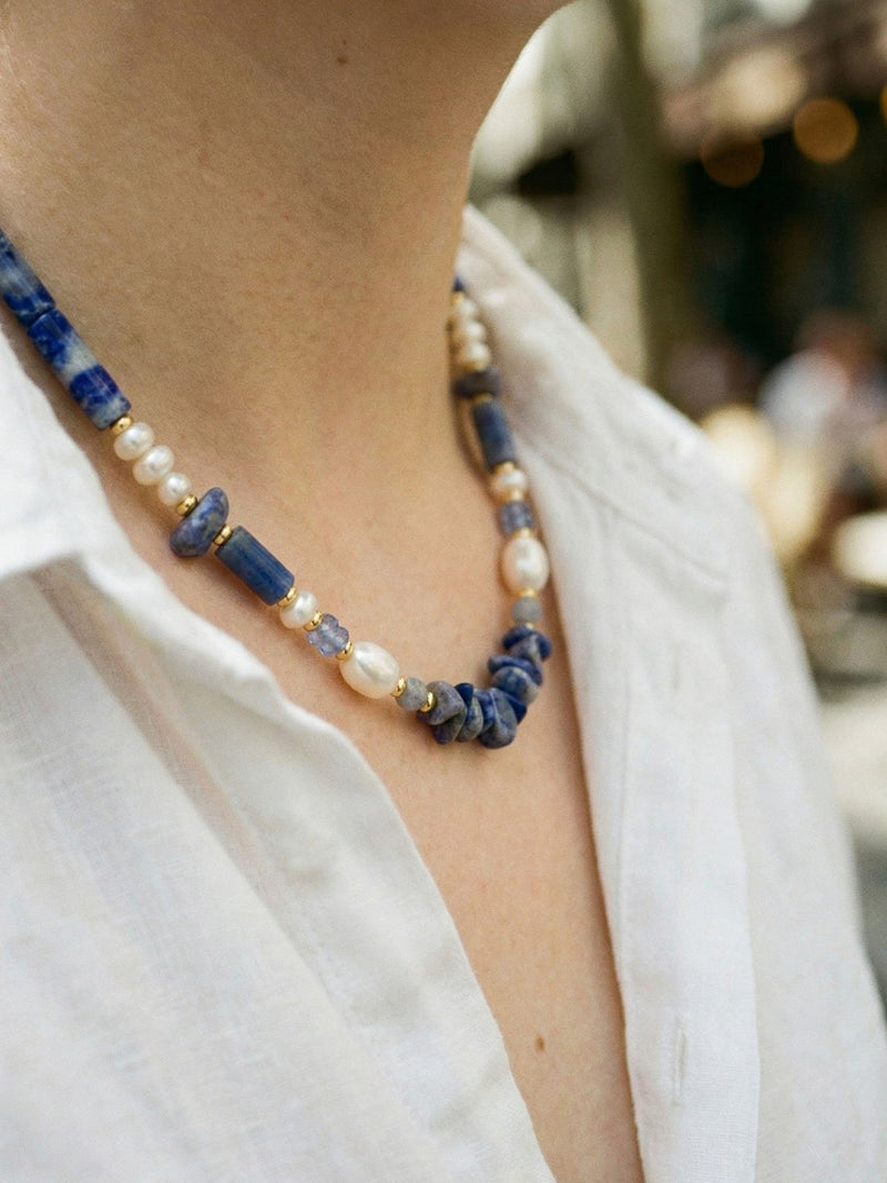 Kette Splitter Perlen – von Model getragen, Boho Halskette Styling im Alltag
