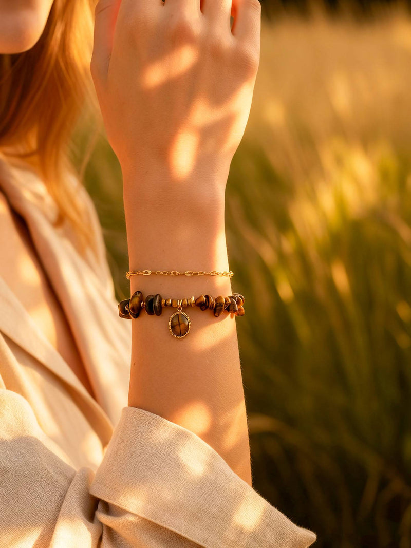 Stein und Glanz Armband Natur – Tigerauge-Steinarmband mit goldenem Anhaenger Wiesenlandschaft Sonnenuntergang natuerlich