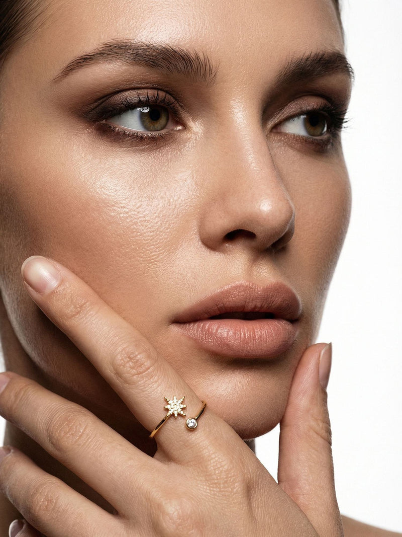Stella Petite Stern-Ring Gold am Finger getragen