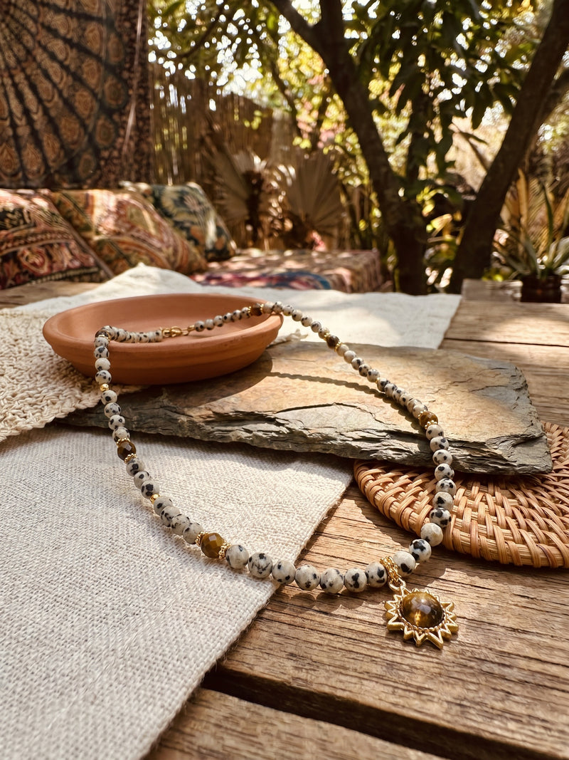 Kette Sun Spirit – Dalmatinerjaspis und Tigerauge Kette mit Sonnen-Anhänger, 18K vergoldet – Produktansicht im Stillleben