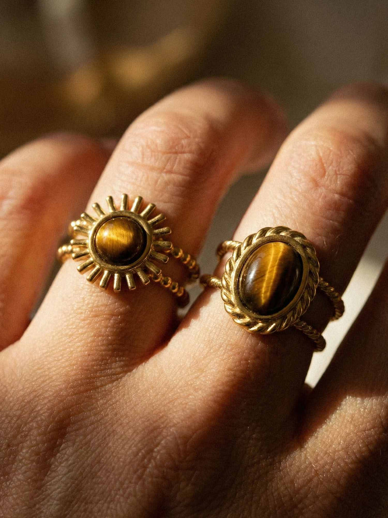 Sunburst Ring Styling – vergoldeter Tigerauge-Ring im Boho-Style mit passendem Schmuck
