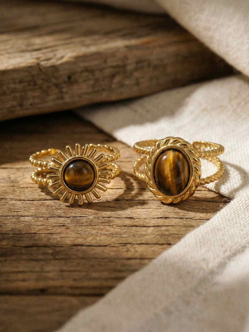 Sunburst Ring Flatlay – vergoldeter Boho-Ring mit Tigerauge in natuerlicher Umgebung