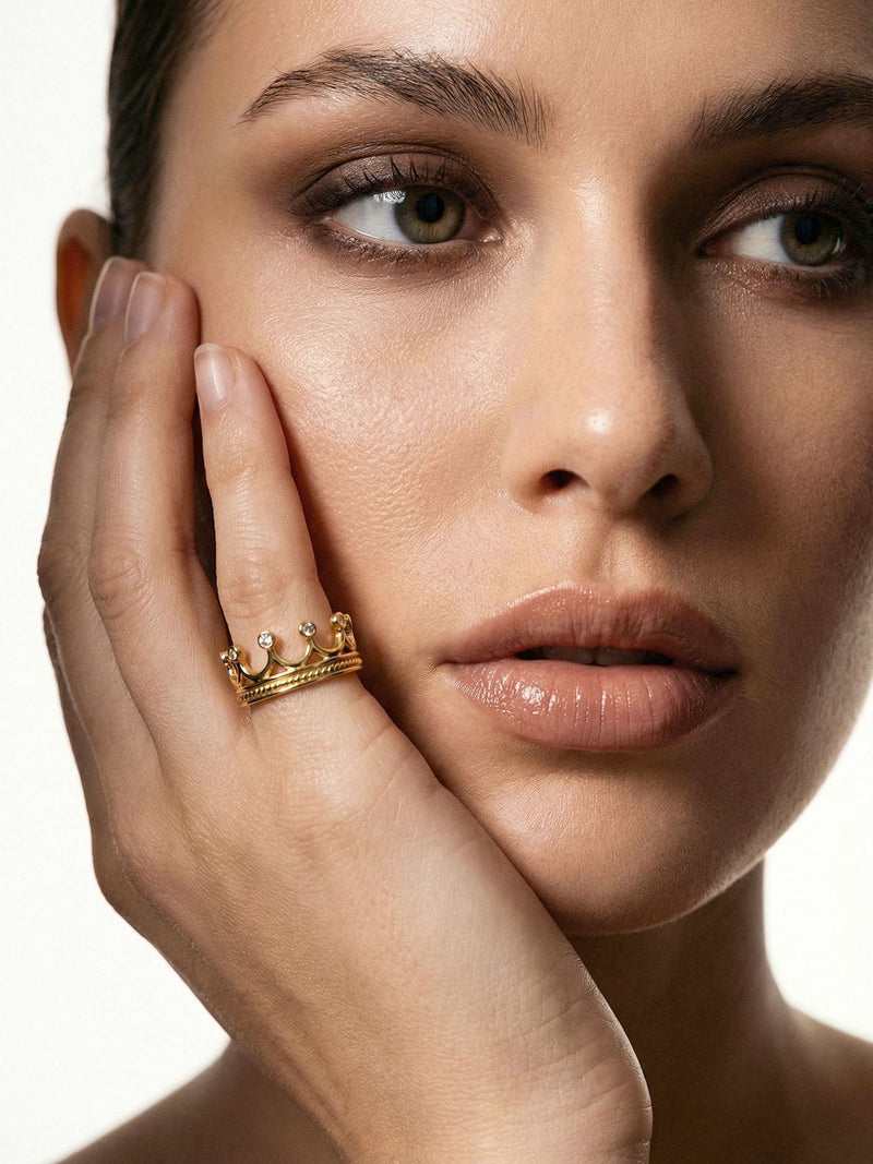 Tiara Kronenring Gold am Finger getragen