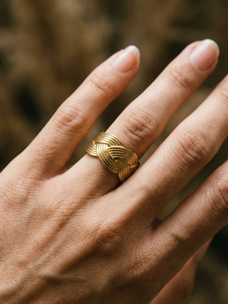 Tresse Flechtring Gold Handansicht Nahaufnahme