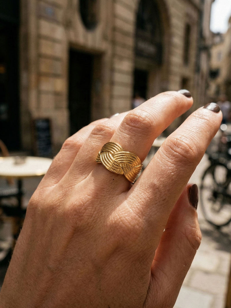 Tresse Flechtring Gold Lifestyle-Setting im Cafe