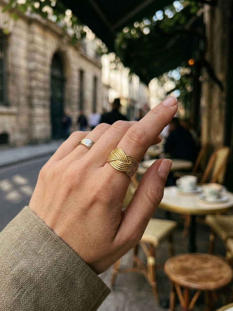 Tresse Flechtring Gold Lifestyle-Setting im Cafe