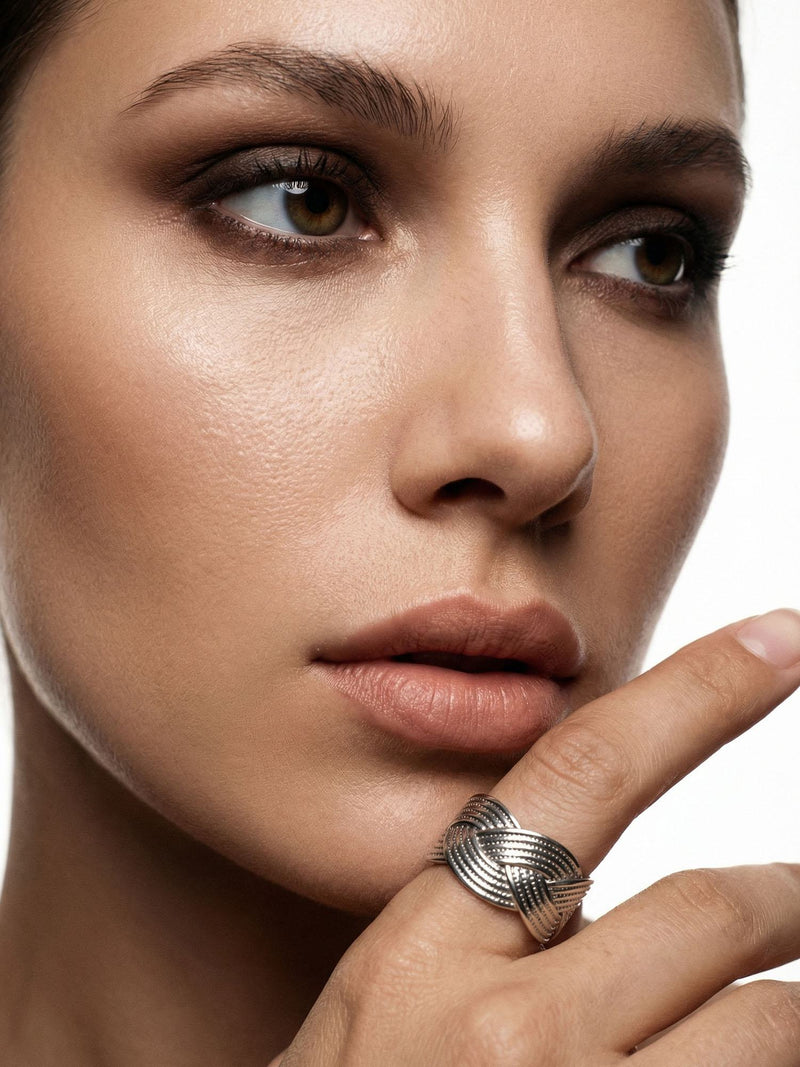 Tresse Flechtring Silber am Finger getragen
