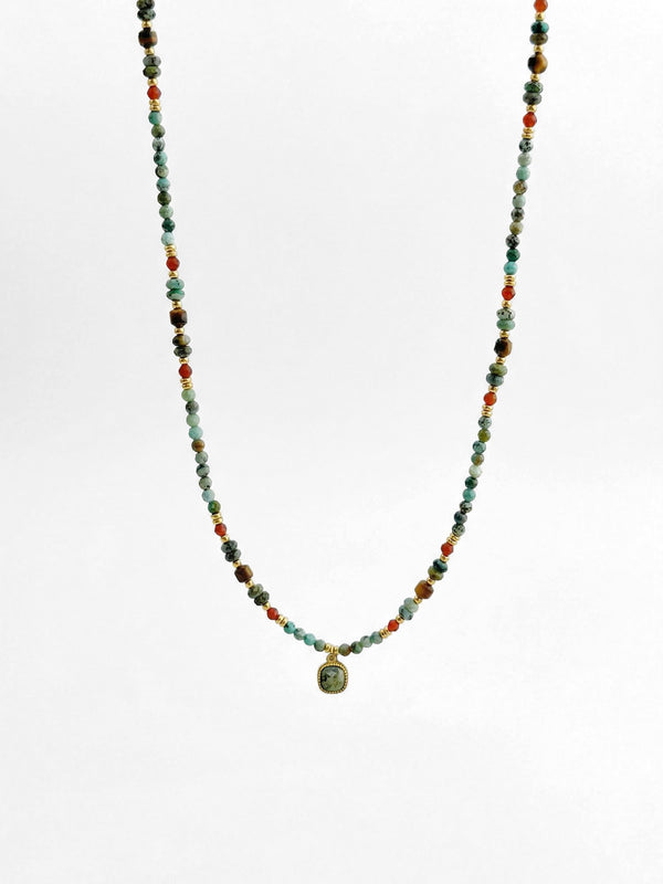 Kette Tuerkis Titan Anhaenger – Produktbild auf weissem Hintergrund, Naturstein Halskette, Boho Schmuck