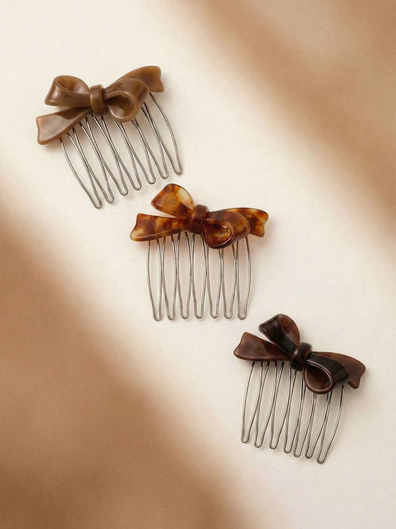 Vintage Bow Cream Haarkamm Lifestyle – cremefarbener Schleifenkamm in stilvoller Umgebung