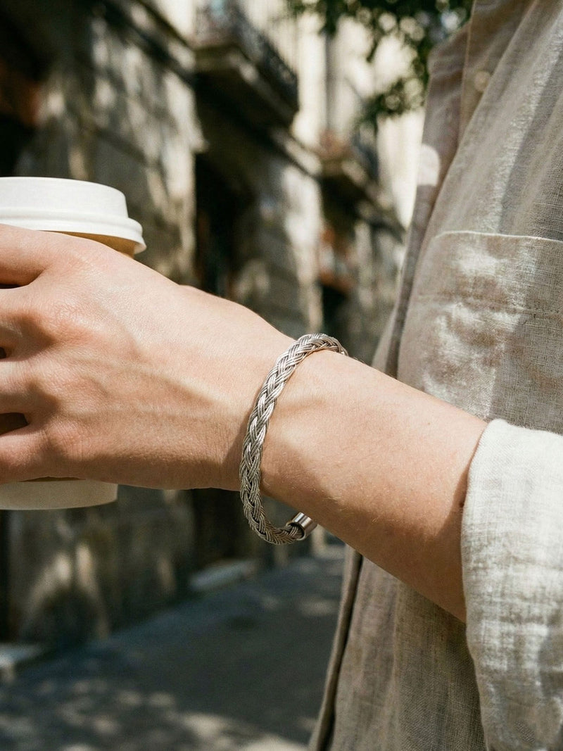 Woven Heritage Frost Armreif beim Kaffeetrinken – silberner Flechtarmreif im entspannten Alltag