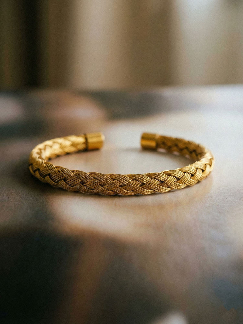 Woven Heritage Royal Armreif Lifestyle – goldener Flechtarmreif im urbanen Streetstyle