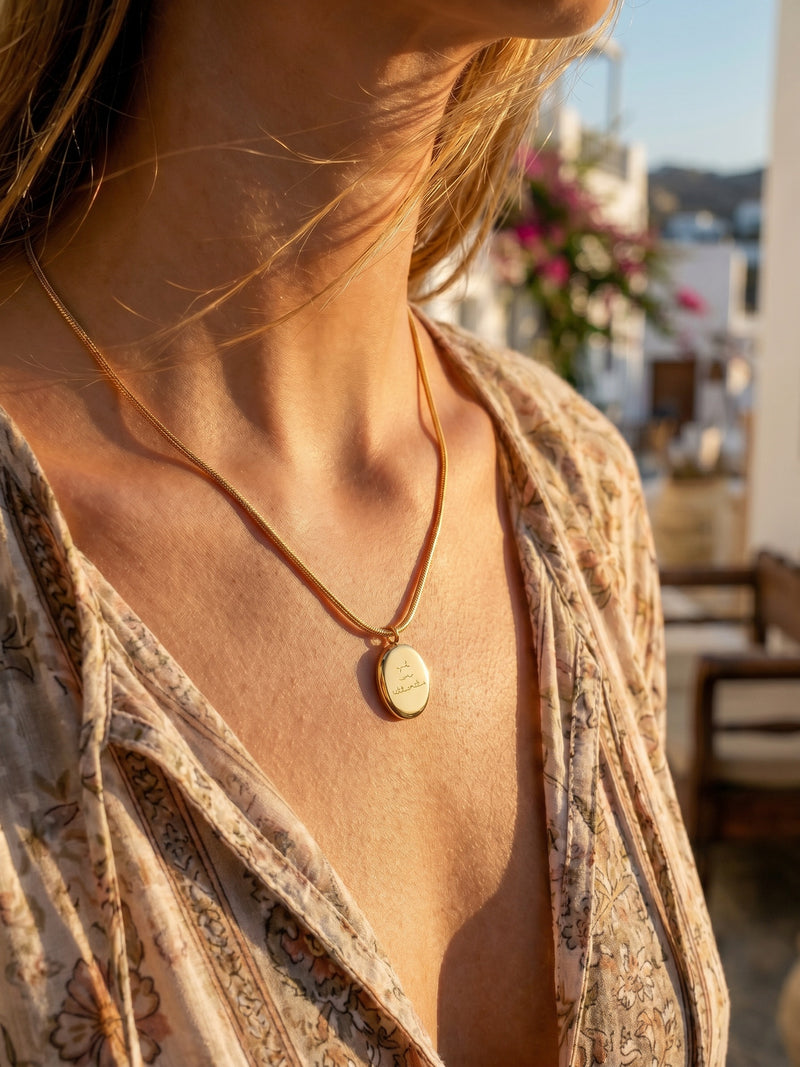 Kette Adorable mit Gravur-Anhänger Gold – Makro-Detailansicht Anhänger