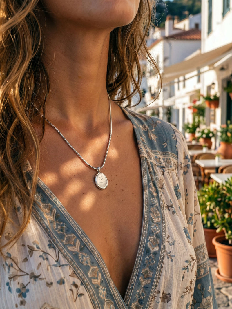 Kette Adorable mit Gravur-Anhänger Silber – Makro-Detailansicht
