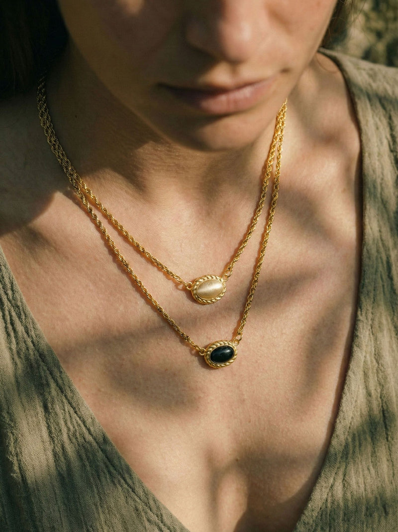 Yin Yang Glow Kette getragen – Model traegt zweiteilige Kette mit Katzenauge-Steinen