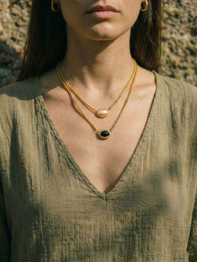 Yin Yang Glow Kette Nahaufnahme – Detailansicht der Opalstein-Anhaenger am Hals