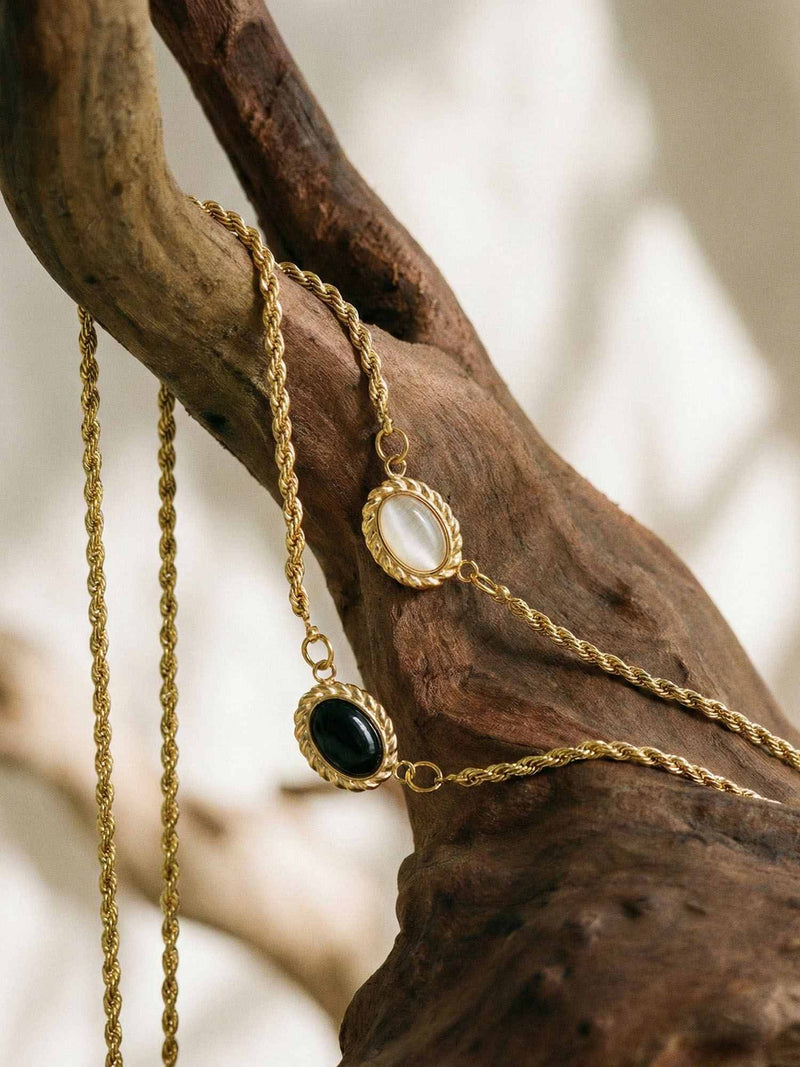 Yin Yang Glow Kette Flatlay – zweiteilige Kette mit Opalsteinen in stilvoller Umgebung