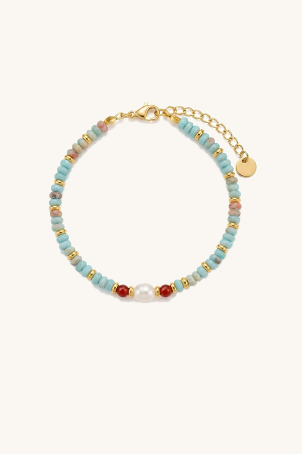Farbtupfer aus Fernost Armband Produktfoto auf weißem Hintergrund – türkisfarbenes Perlenarmband mit rotem Shoushan-Stein, Süßwasserperle und Goldakzenten