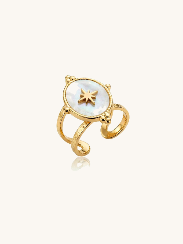 Morning Star Perlmutt Ring 18K vergoldet mit Stern Motiv auf weissem Hintergrund Nemomatheo