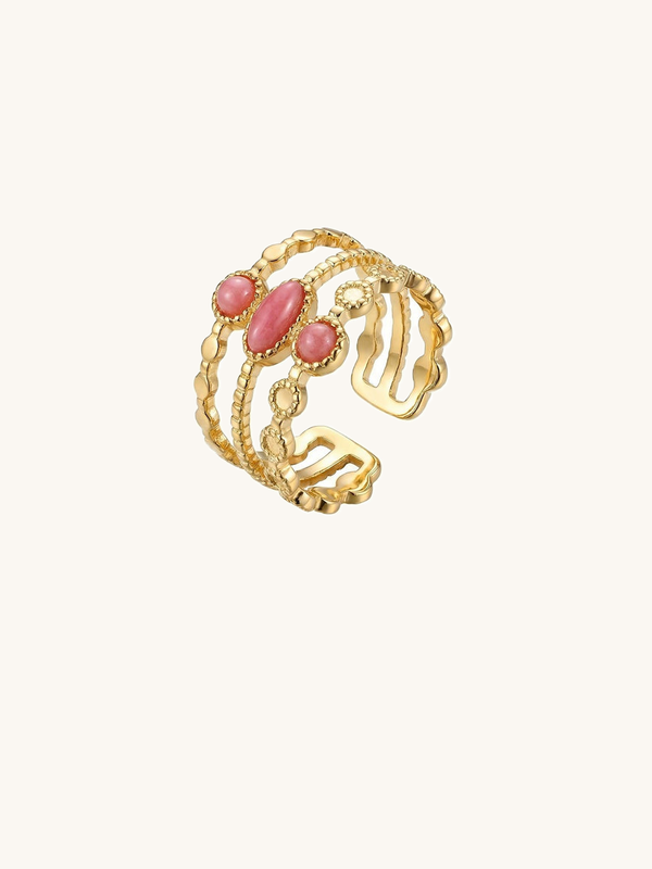 Ring Schichttraeume dreifacher Steinring 18K vergoldet mit Rhodochrosit auf weissem Hintergrund Nemomatheo