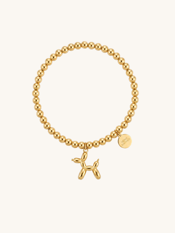 Armband Glückshund – Ballonhund Perlenarmband mit Good-Luck-Plättchen, 18K vergoldet – weißer Hintergrund