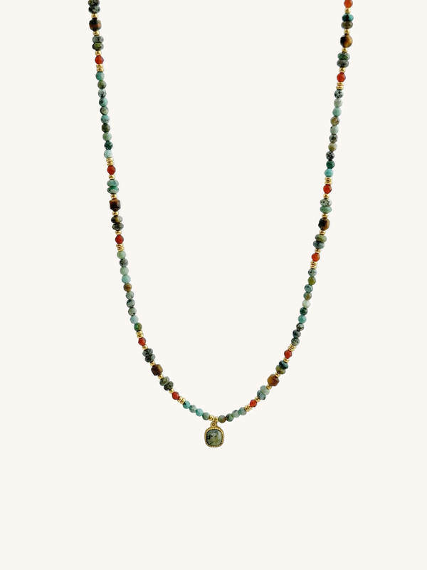 Kette Tuerkis Titan Anhaenger – Produktbild auf weissem Hintergrund, Naturstein Halskette, Boho Schmuck