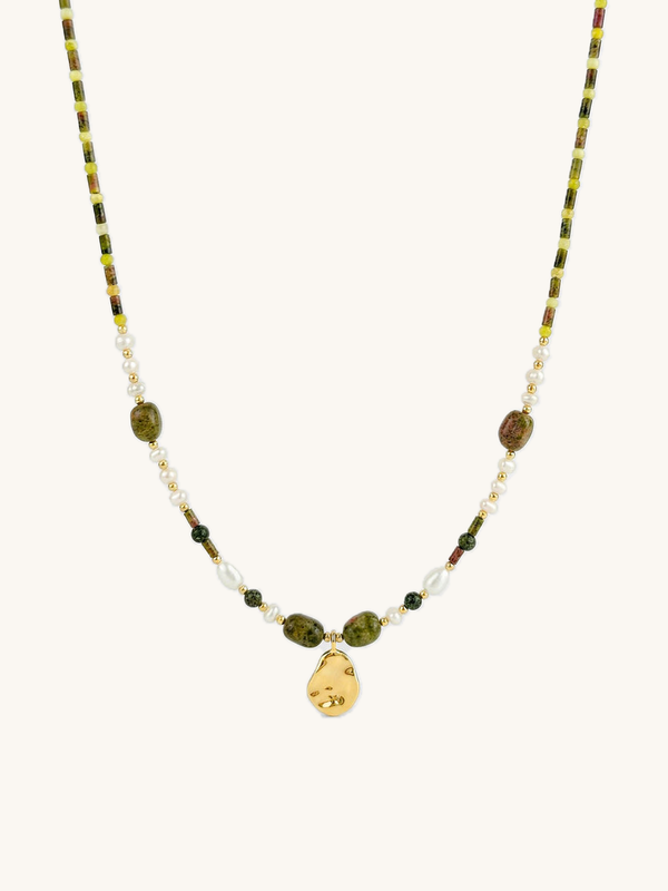 Kette Perlen Naturstein Anhaenger – Produktbild auf weissem Hintergrund, Naturstein Halskette, Boho Schmuck