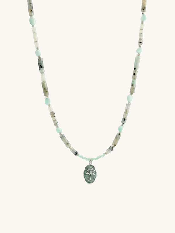 Kette Gruener Erdbeerquarz – Produktbild auf weissem Hintergrund, Naturstein Halskette, Boho Schmuck