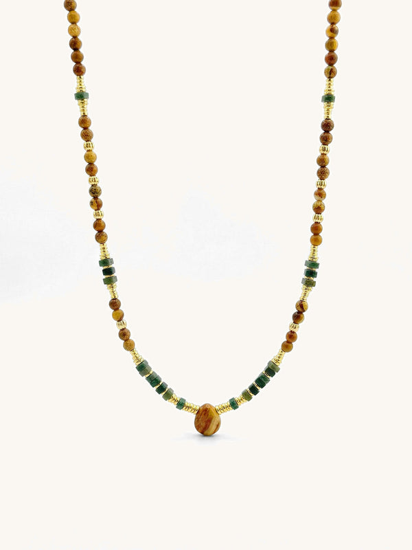 Kette Dreieck Tropfen – Produktbild auf weissem Hintergrund, Naturstein Halskette, Boho Schmuck