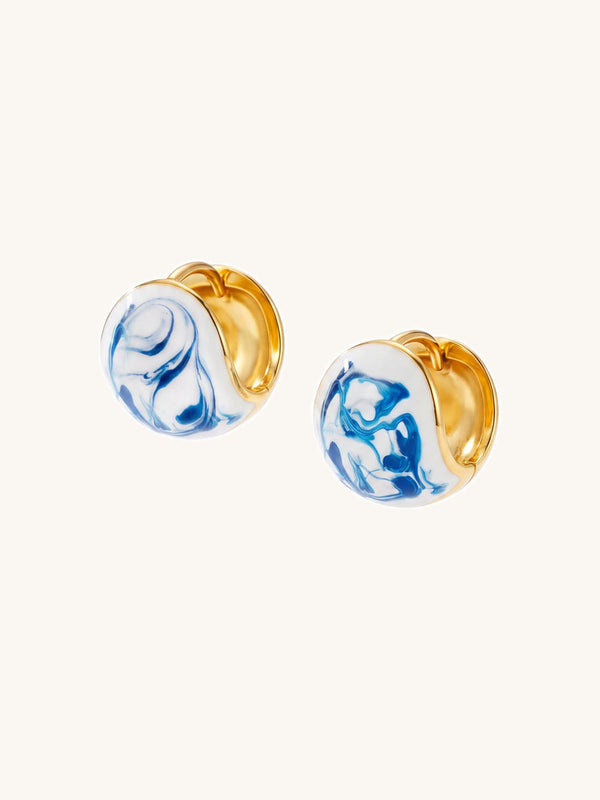 Ohrringe Porcelana Blu – Blau-Weiß Ohrstecker im Porzellan-Look, 18K vergoldet – weißer Hintergrund