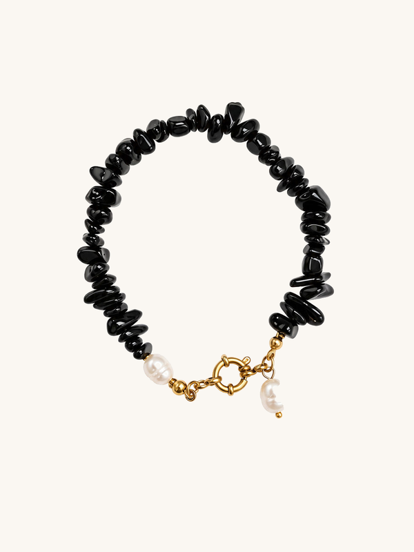 Armband Midnight Pearl mit schwarzen Splitterelementen, weißen Perlenakzenten und goldfarbenem Ringverschluss