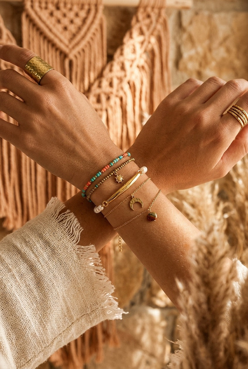 Naturstein-Armband Alltag Boho am Handgelenk gestapelt — NemoMatheo