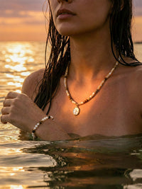 Ocean Muse – Handgefertigte Naturstein-Kette mit double Meerjungfrauen-Anhänger