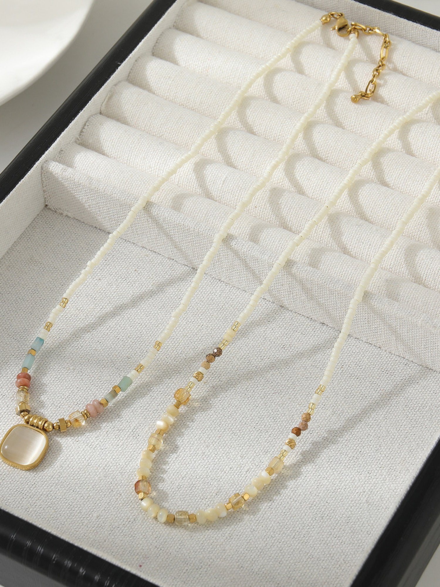 2er-Kette Sonnenglanz Flatlay – Boho-Perlenkette mit Naturstein doppelreihig auf Stoffhintergrund