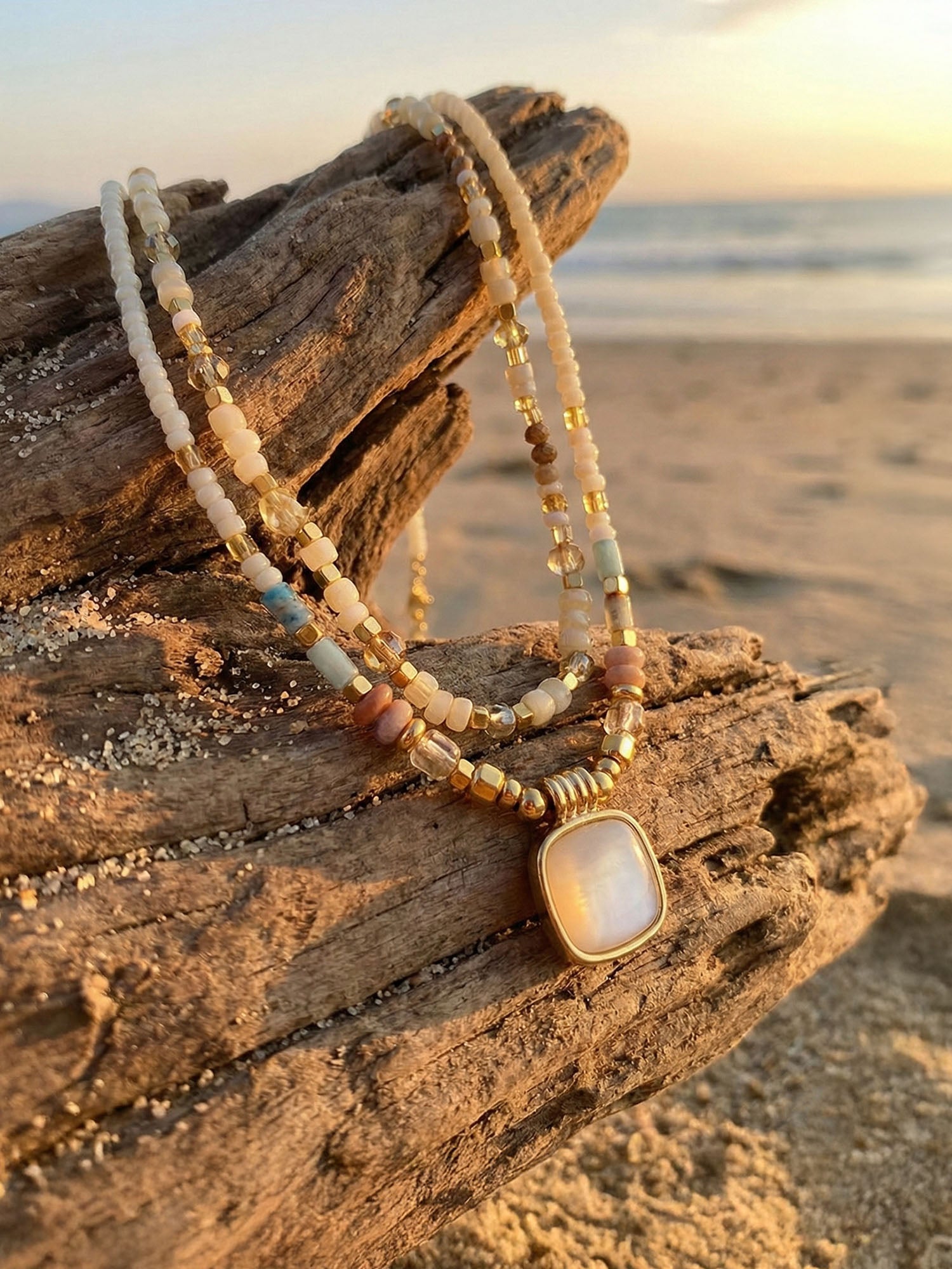 Sonnenglanz Halskette Natur-Lifestyle – Boho-Perlenkette mit Edelstein-Anhänger in natürlicher Umgebung