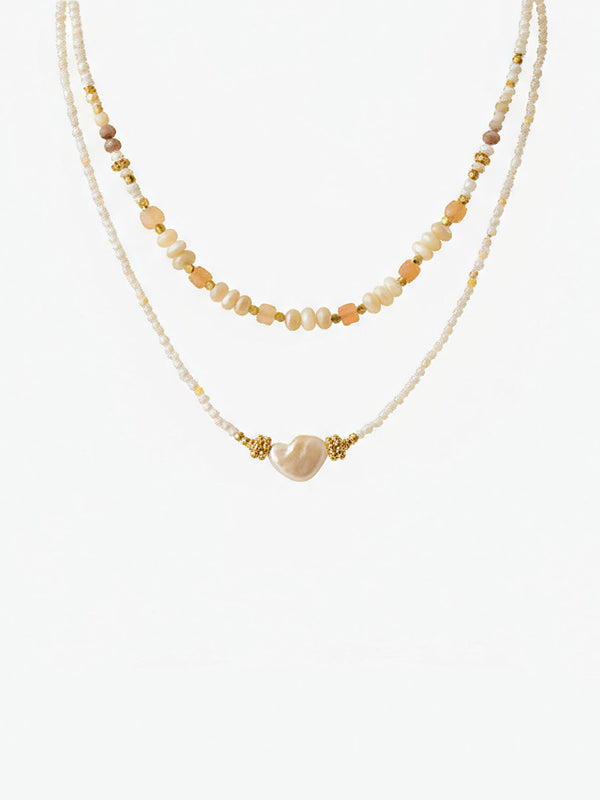 2er-Kette Sonnenglanz Produktfoto vertikal – doppelreihige Perlenkette mit Naturstein-Anhänger auf weißem Hintergrund professionell