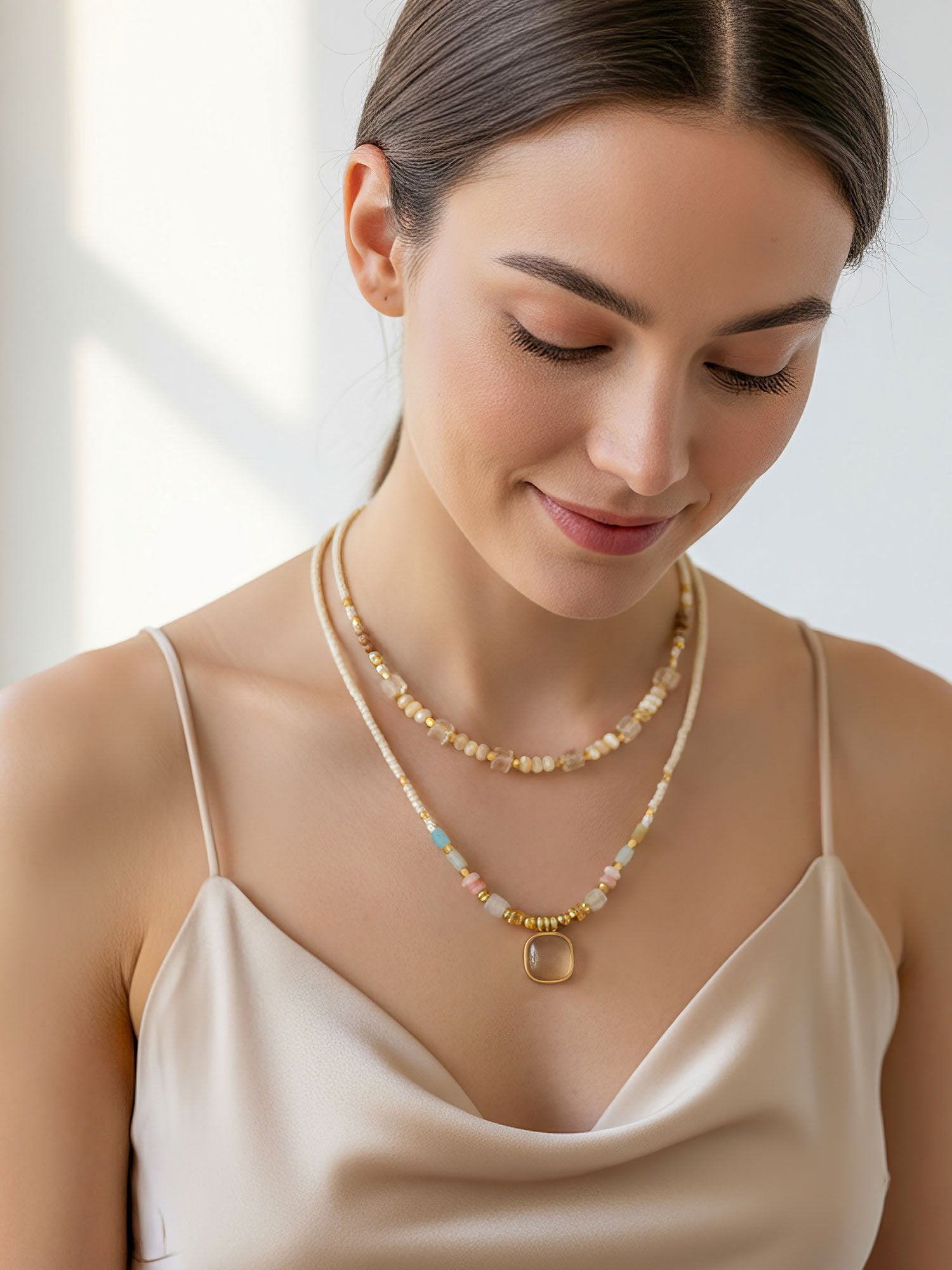 Seitliche Trageansicht 2er-Kette Sonnenglanz – Boho-Perlenkette mit Naturstein zweischichtig getragen
