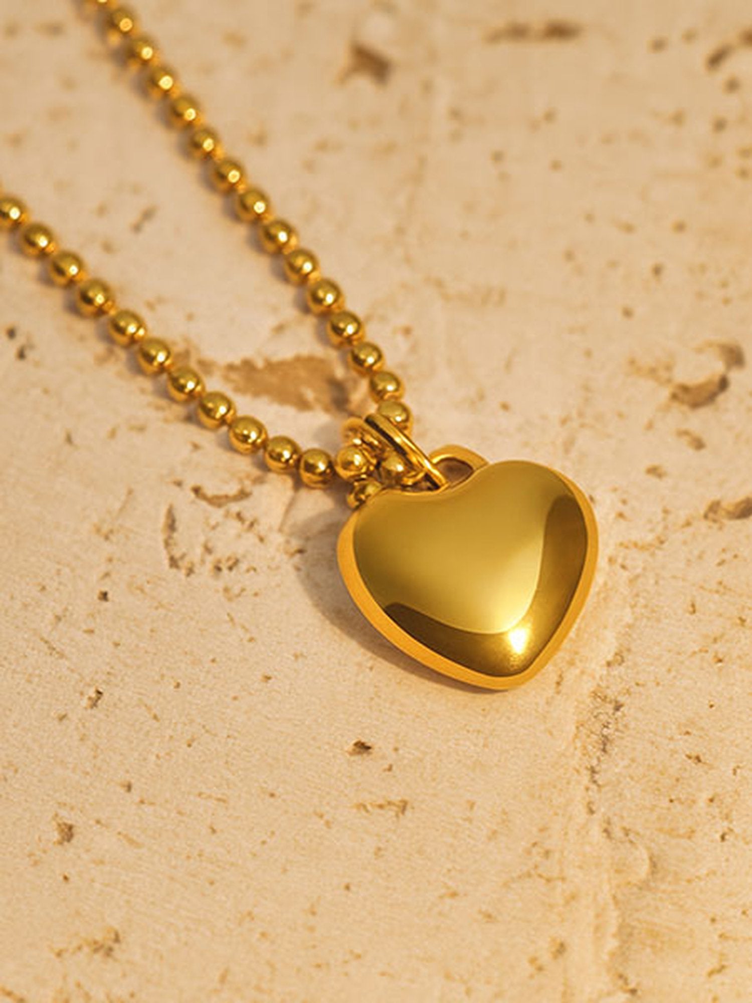 Detailaufnahme goldener Herzanhänger - 18K vergoldetes Herz-Charm auf Kugelkette handgefertigt