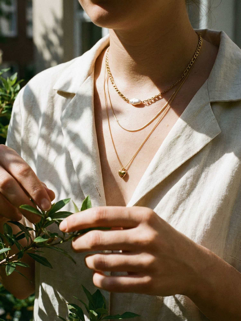 Herzstueck Kette Alltag getragen – dreireihige vergoldete Halskette mit Herz und Perle Lifestyle